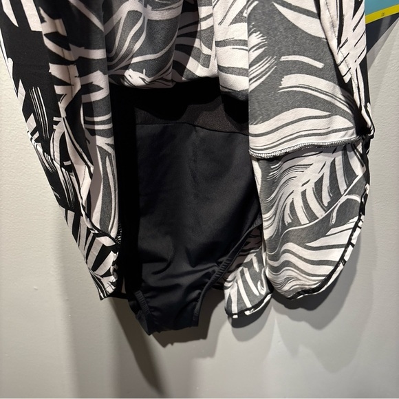 Bal Harbour Swimdress Black/White Tummy Control Bow Front Hip Minimizer Women 16 - Picture 3 of 12